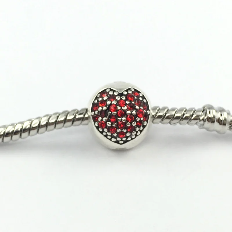 Закрепляемые кристаллами бусины зажимы в форме сердца остановленные