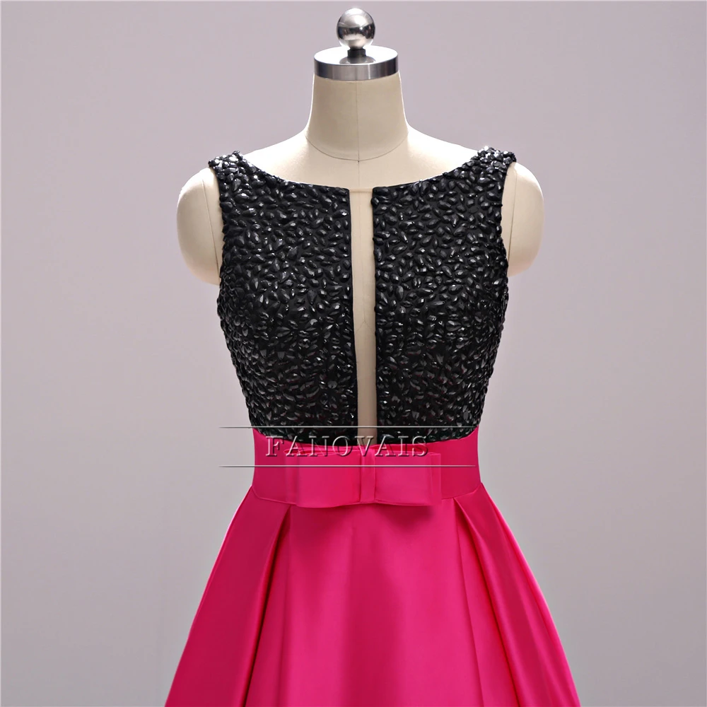 Женское вечернее платье в пол черное атласное цвета фуксии с кристаллами модель