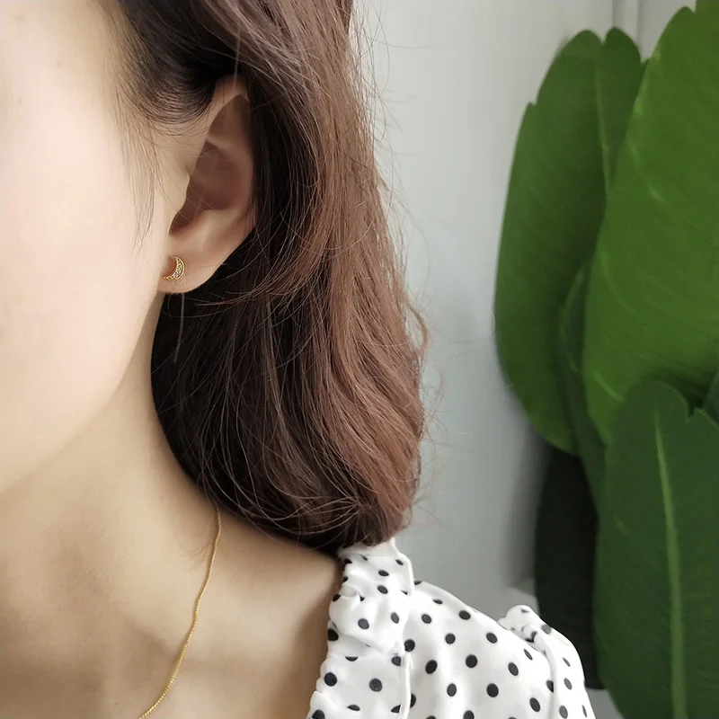 Ассиметричные серьги-гвоздики в виде полумесяца золотого цвета серебро 925 пробы