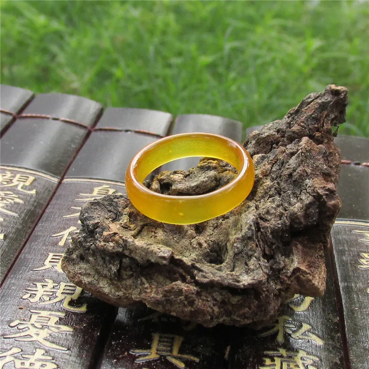 Натуральные ледяные виды тонких полосок желтого агата имперского нефрита кольцо