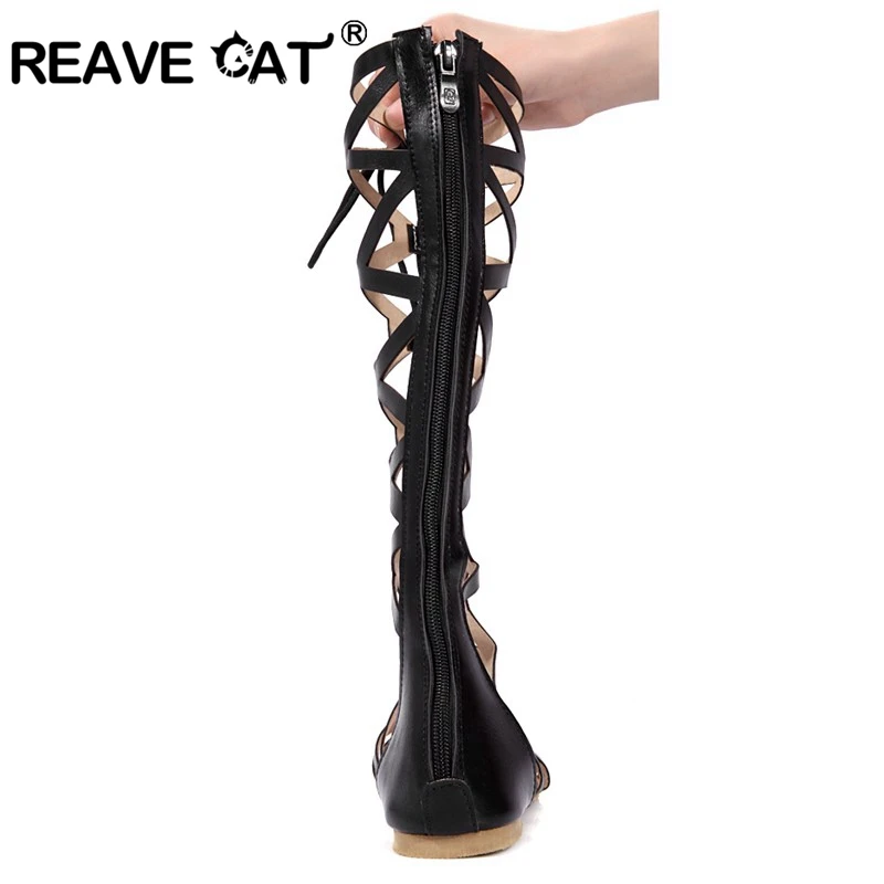 Женские брендовые сапоги до колена REAVE CAT, популярные летние сапоги на плоской подошве со шнуровкой, открытые привлекательные черные сандалии, A353