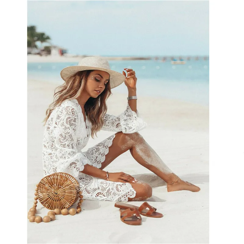 Женское кружевное мини платье белое с коротким рукавом и треугольным вырезом