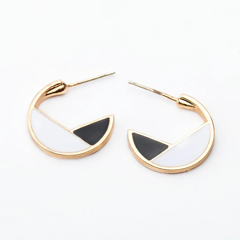 Женские круглые серьги гвоздики черные белые с длинными кисточками и полым