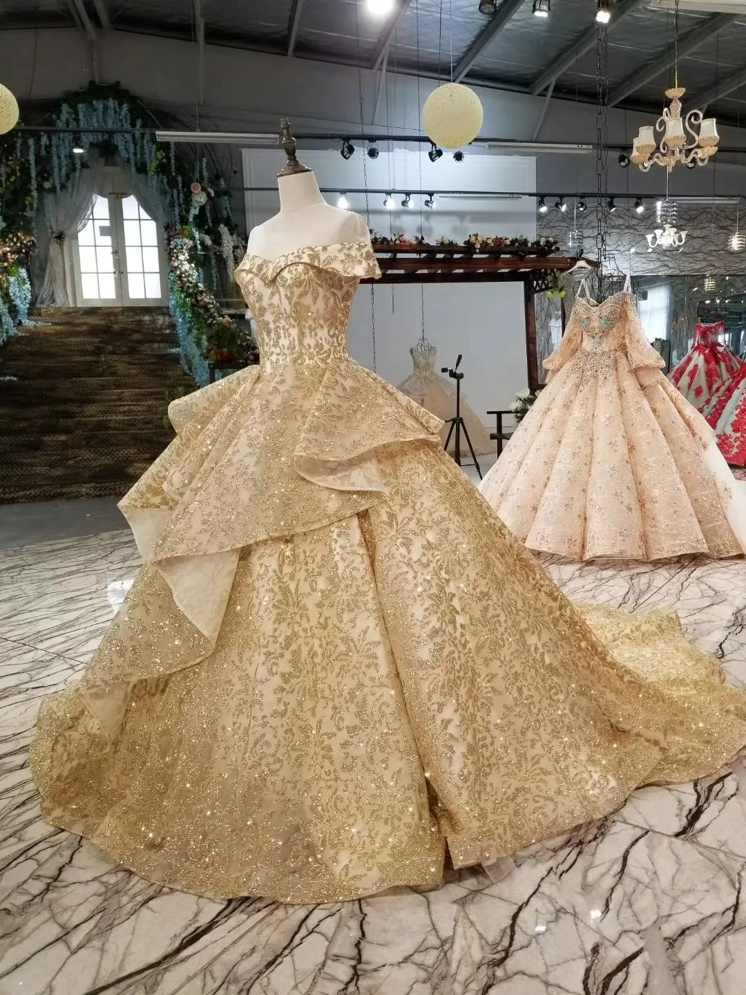 Пышная большая юбка с открытыми плечами блестящее кружевное платье цвета