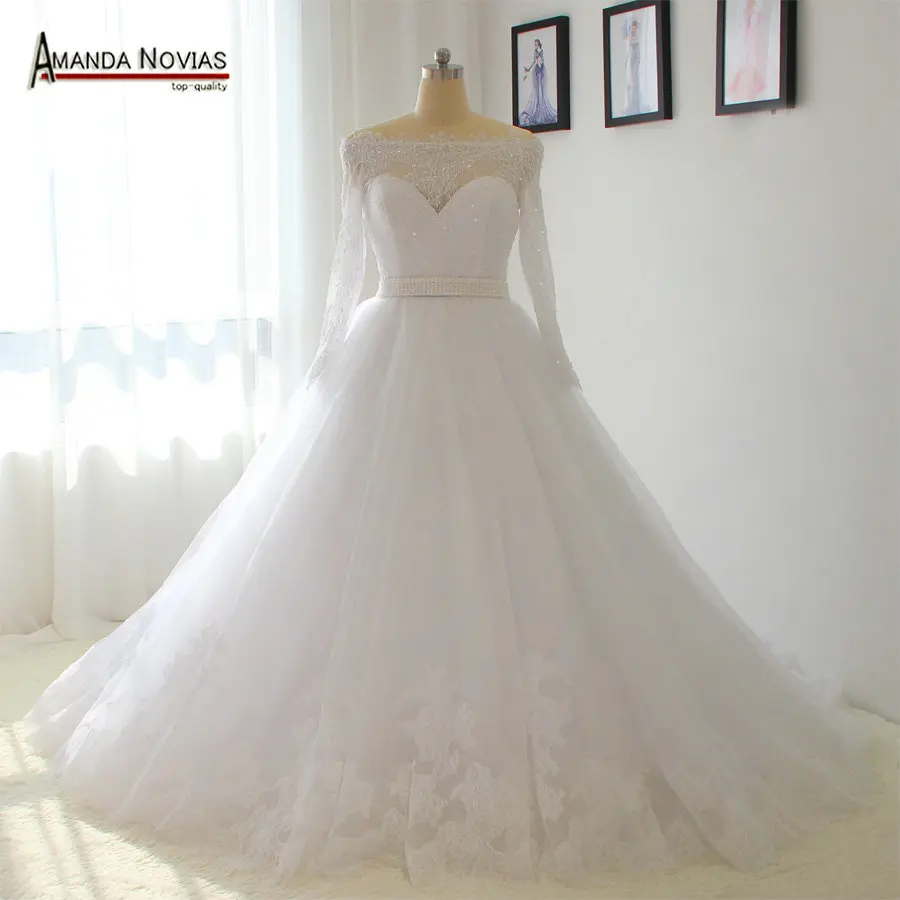 Свадебное платье с открытыми плечами жемчужным поясом белого цвета заказ