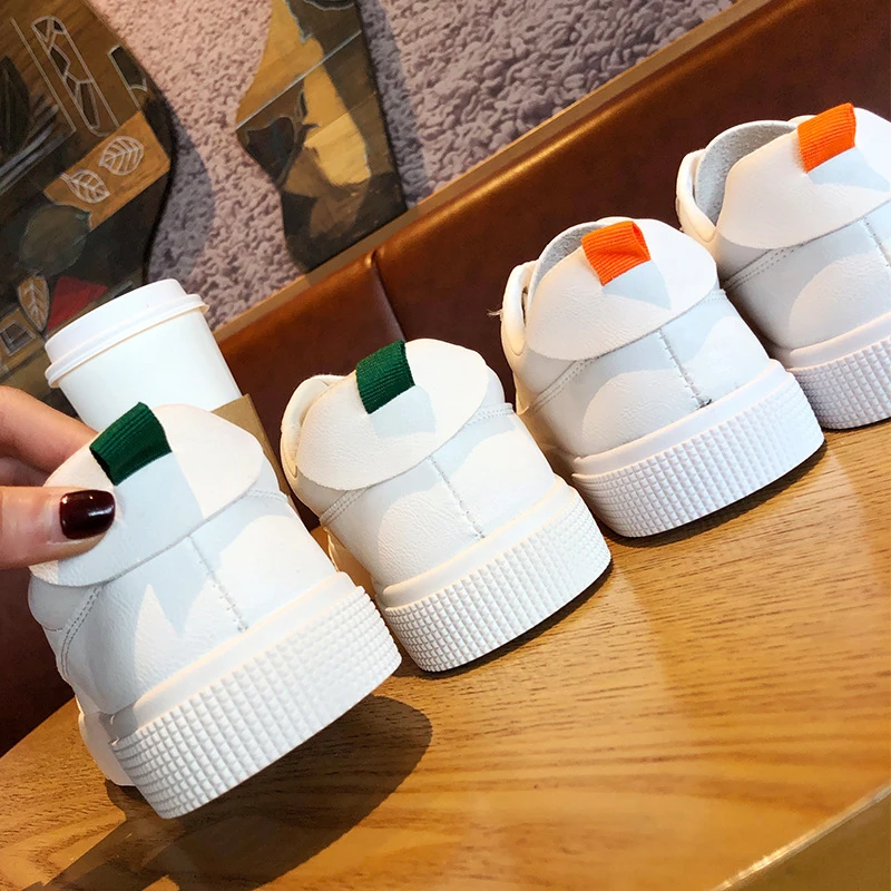 Женская обувь на плоской подошве белые кроссовки с круглым поперечным Ремешком