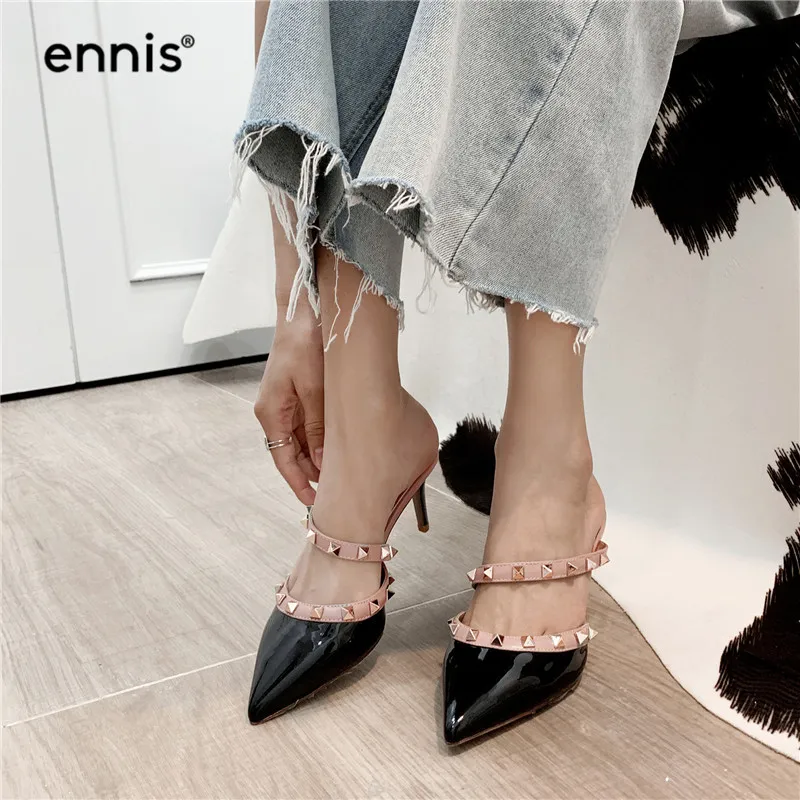 ENNIS/ г.; женские туфли-лодочки; шлепанцы с острым носком; Шлепанцы из лакированной кожи с заклепками на шпильках; модные дизайнерские туфли без задника на высоком каблуке; M984