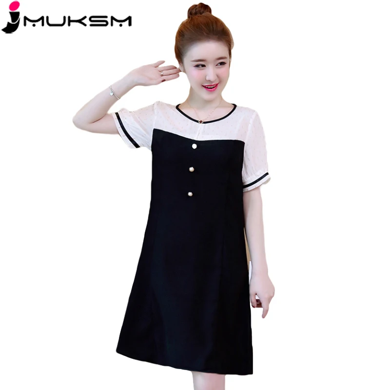 Женское платье с круглым вырезом черно белое свободное до колена коротким