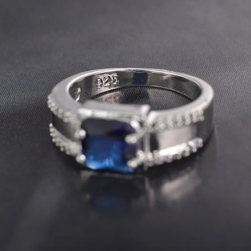 Женские посеребренные кольца с блестящими кристаллами | Кольца