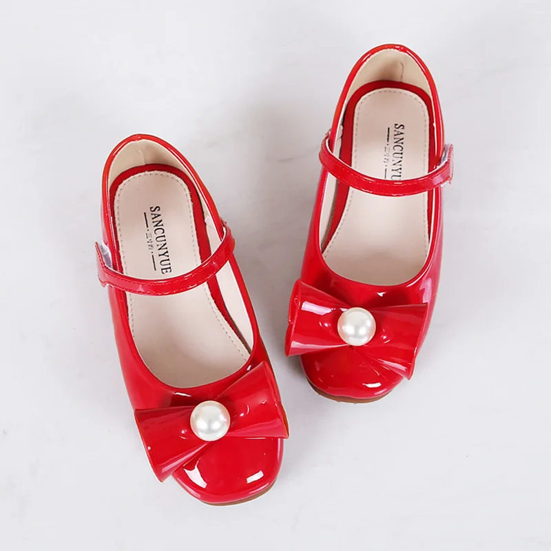 

Кожаная обувь для девочек; детская обувь на плоской подошве из лакированной кожи со стразами; обувь принцессы с жемчугом