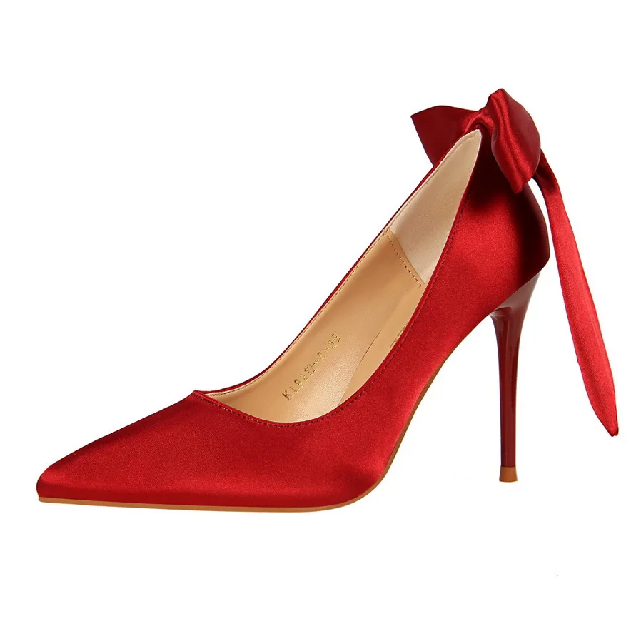 Тонкие женские туфли на высоком каблуке с закрытым острым носком из сатина