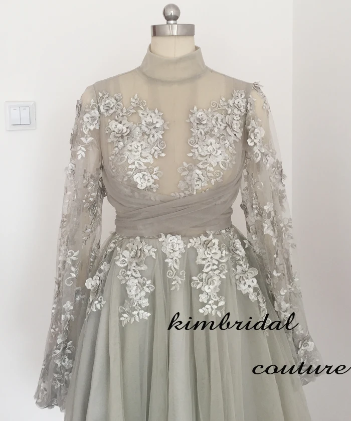 Короткое коктейльное платье для встречи выпускников с высоким воротником и