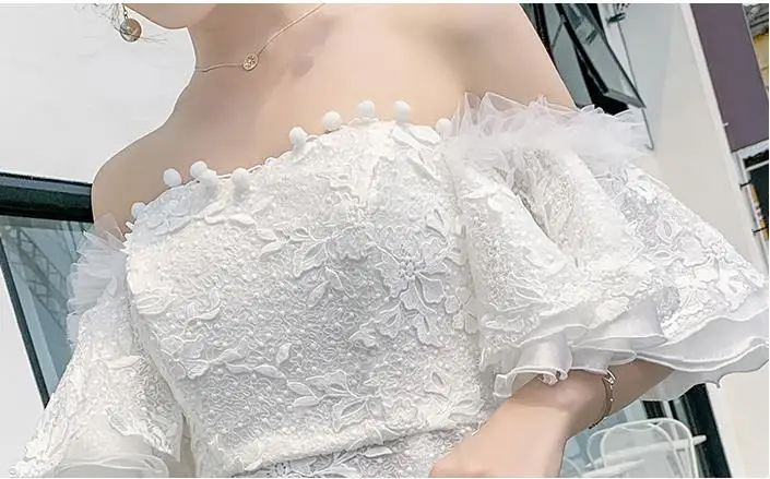 Женское кружевное платье с открытыми плечами Белое Облегающее мини рукавами