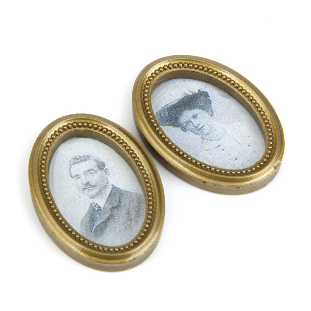 

2 Pieces Resin Frame Couple Photos Mural Wall Painting 1:12 Scale Dollhouse Miniature Decor Accessory