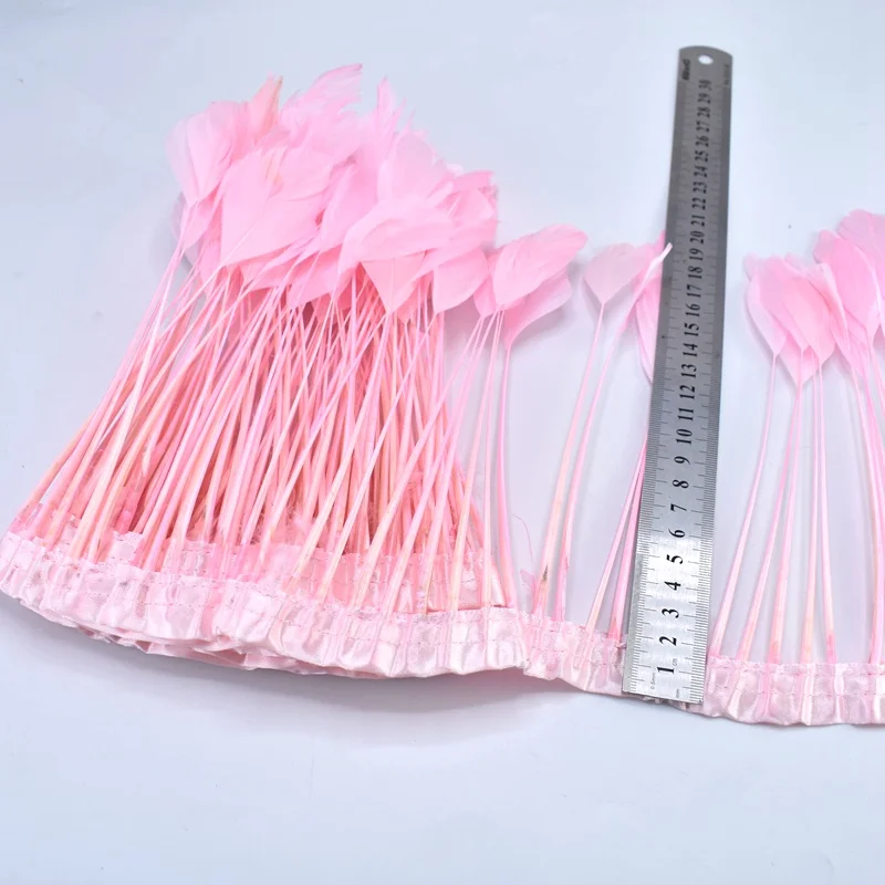 pink 2 метра кожа розовый гусиные перья планки ленты для шитья одежды DIY окрашенные натуральные перья для рукоделия Шлейфы вечерние украшения - Цвет: pink