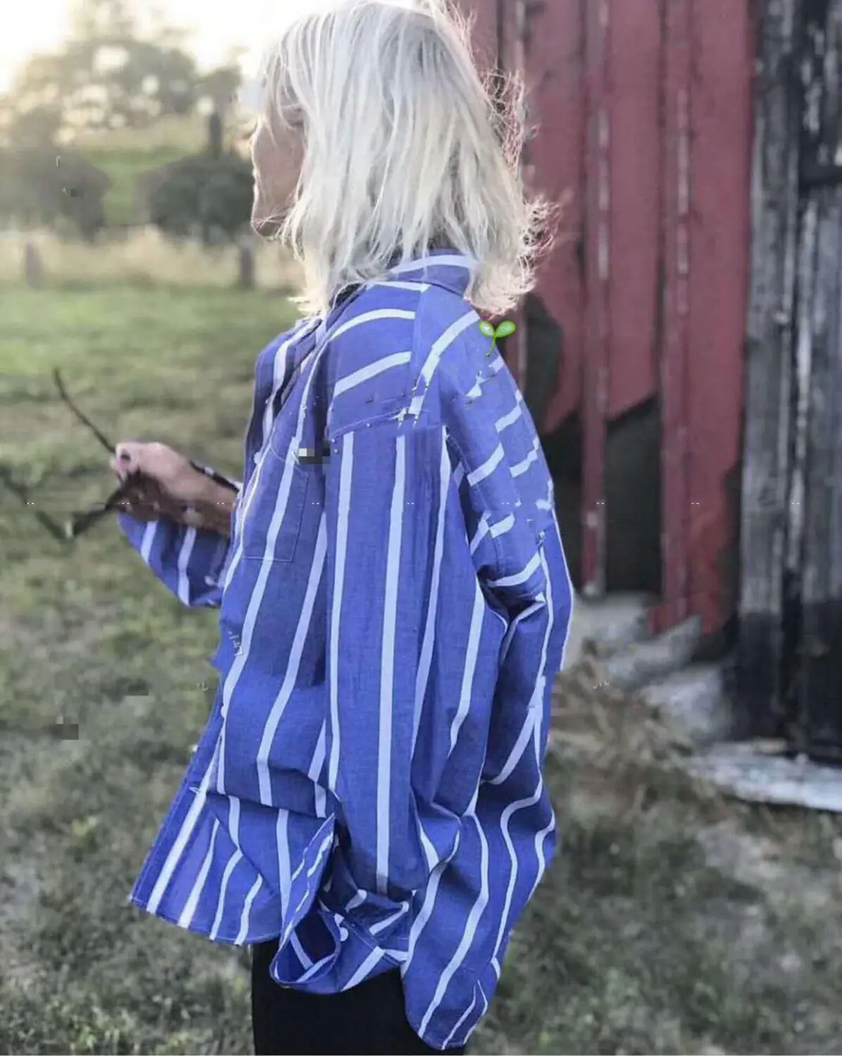 Женская рубашка в синюю и белую полоску классическая оверсайз с длинными