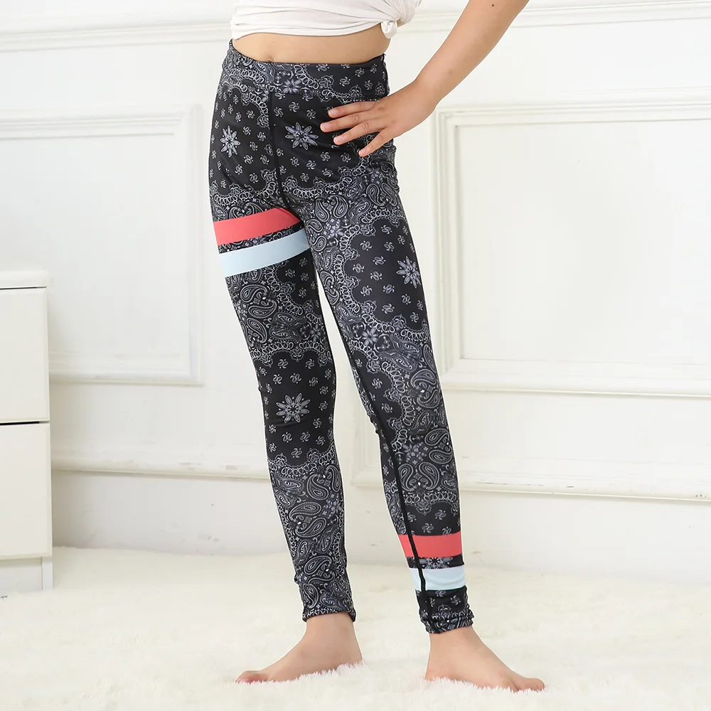 Подходящие детские брюки черные винтажные с цветочным принтом красные белые