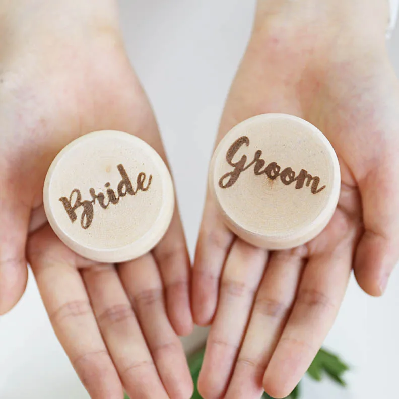 Набор свадебных колец для жениха и невесты коробка с гравировкой деревенская