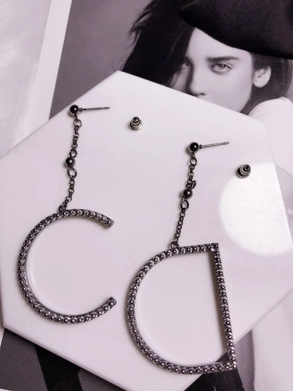 Бесплатная доставка стиль покрытием сплава буквы CD с небольшой круглый жемчуг