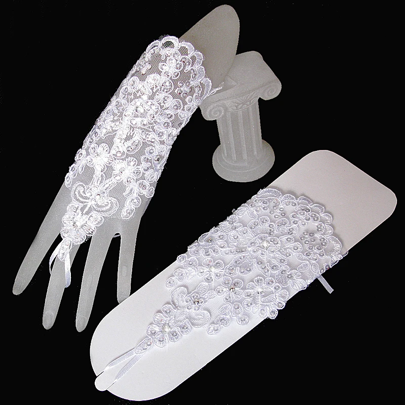 

Red Lace Bridal Gloves Fingerless Beaded Wrist Length Women Short Cheap Gloves Bruids Handschoenen Accessoires De Mariage 2019