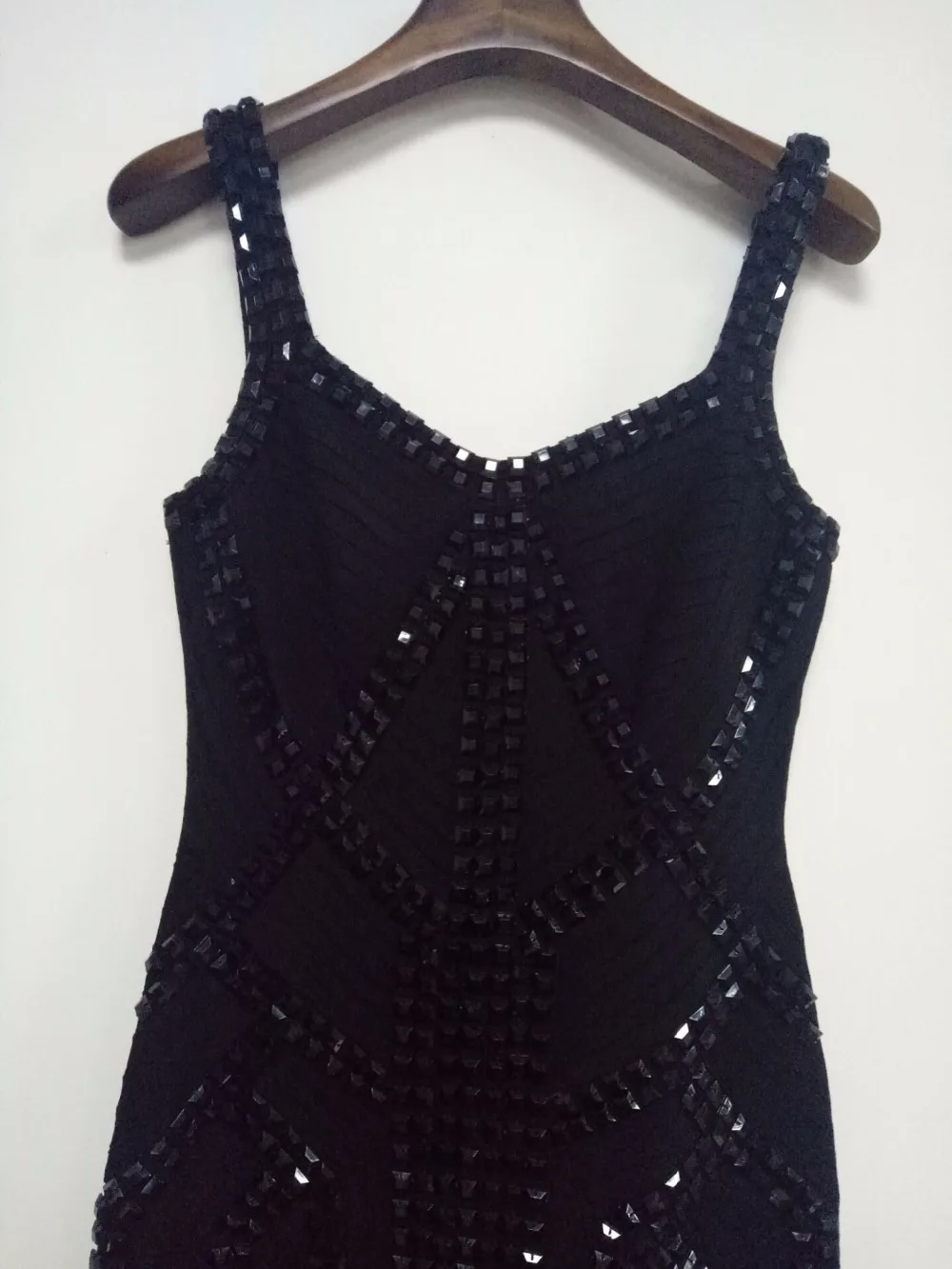 Женское трикотажное Бандажное платье макси розовое облегающее с кисточками и