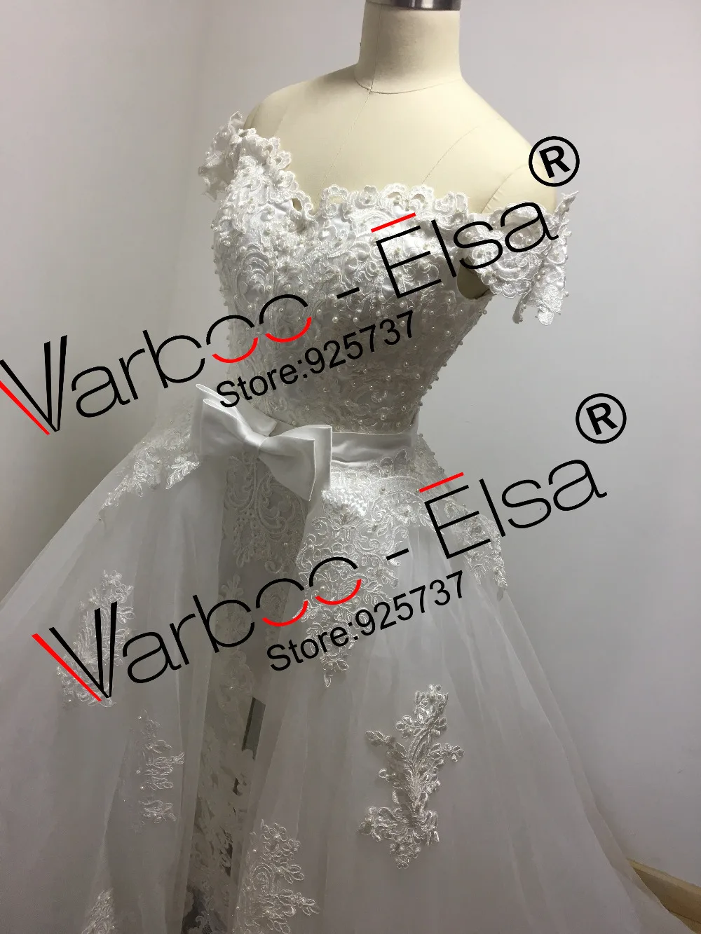 Свадебное платье с открытыми плечами коротким рукавом и аппликацией из жемчуга |