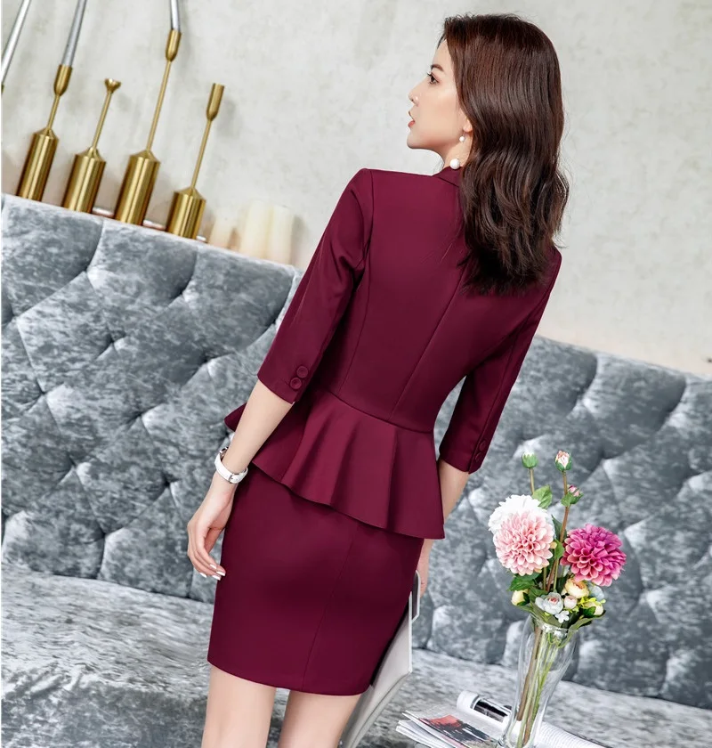 Женский офисный костюм бордового цвета красный деловой с топом и юбкой деловые