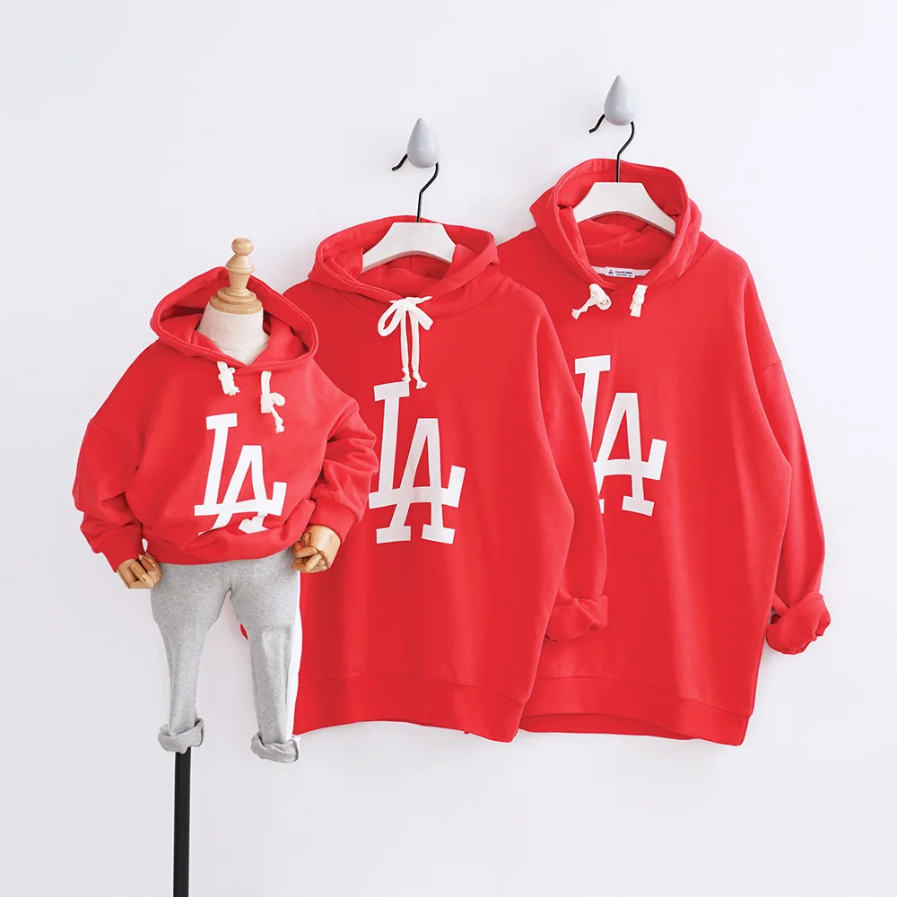 Рубашки для папы и сына одинаковые свитера семьи пальто с капюшоном одежда Мама я