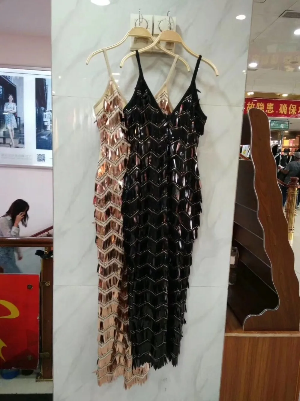 Женское платье на бретелях спагетти черное Золотое облегающее вечерние без