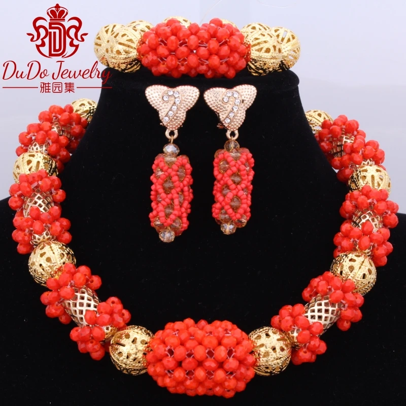 Массивное эффектное ожерелье из кристаллов и бусин в нигерийском стиле