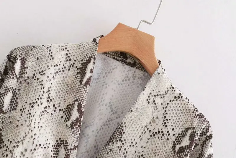 2019 Vintage V-neck snake print kimono wrinkled draped loose bat sleeve bohemian beach medium long Vestido |