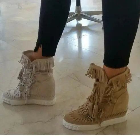 Женские замшевые ботинки с бахромой ботильоны на высокой танкетке круглым