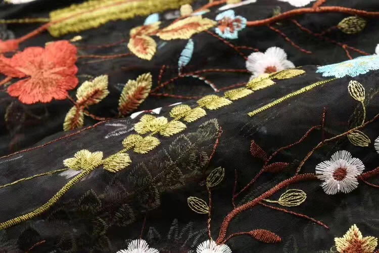 Черный с воротником стойкой и тюль длинным рукавом Красочные цветы вышиты