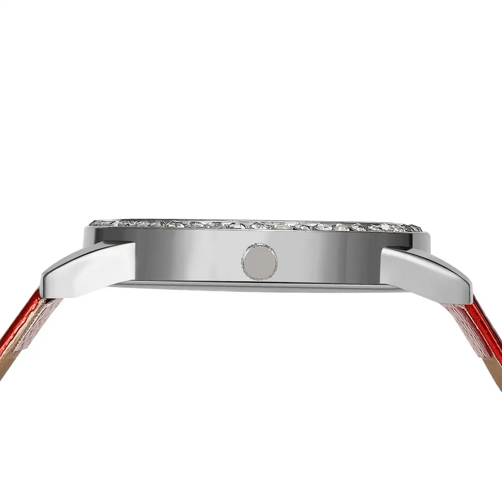 Женские кварцевые часы со стразами круглым циферблатом и ремешком из