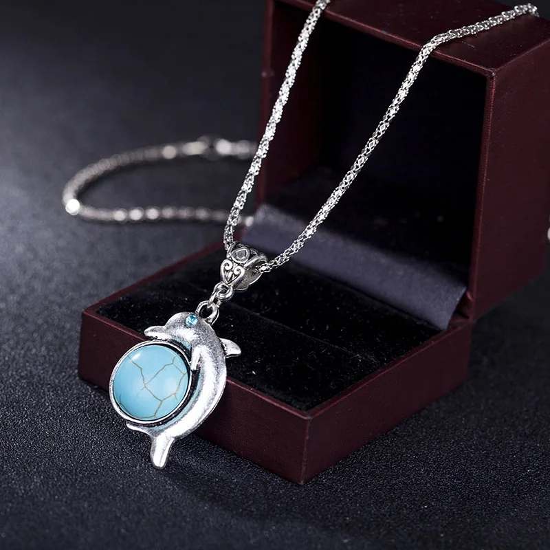 Серьги гвоздики с посеребренным голубым дельфином и кубическим цирконием кольцо