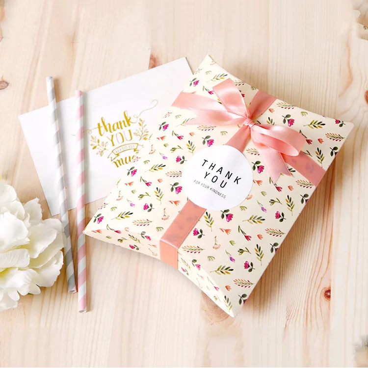 

50pcs/lot Flower Pillow Candy Box Ribbon Bow Present Carton Pouch Kraft Paper box Wedding Favors Gift Boxes Wedding Party Supply