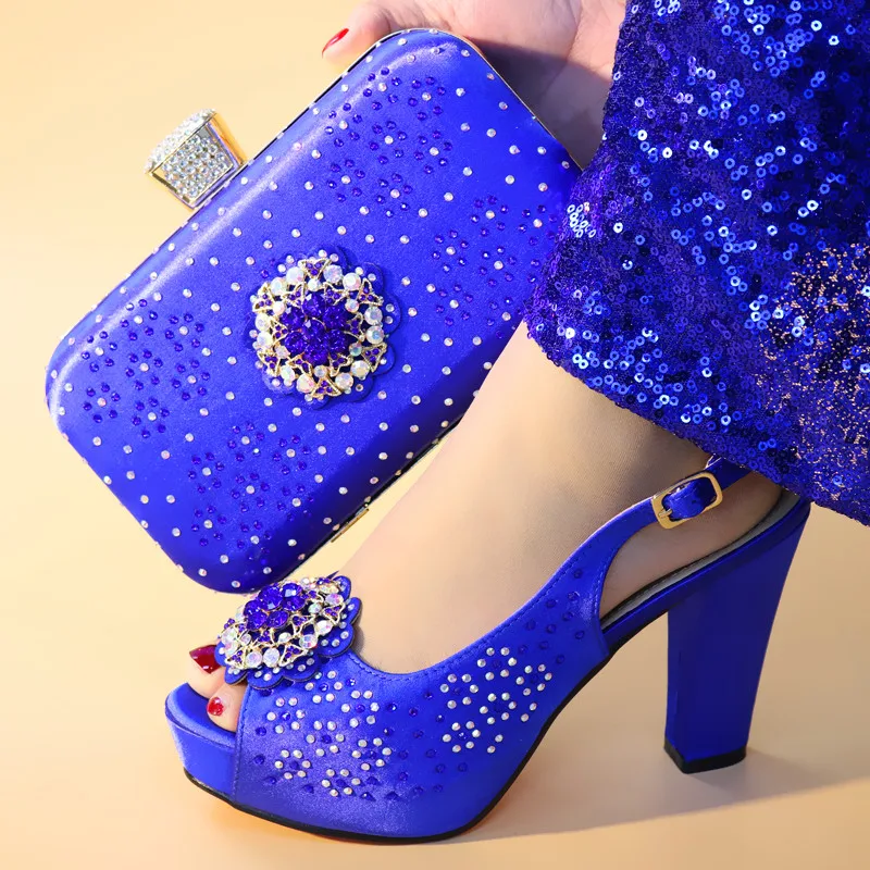 Итальянский комплект из туфель и сумочки синего цвета украшенный стразами обуви