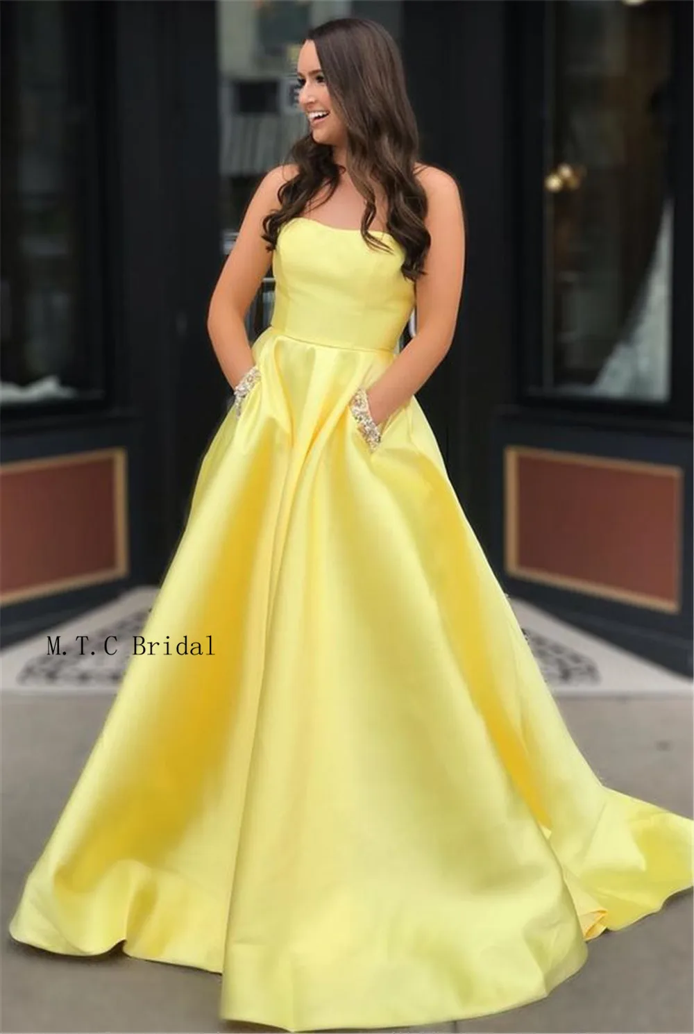 

Light Yellow Strapless Prom Dresses Crystals Pockets A Line Sleeveless Floor Length Satin Formal Evening Gowns 2019 New Arrival