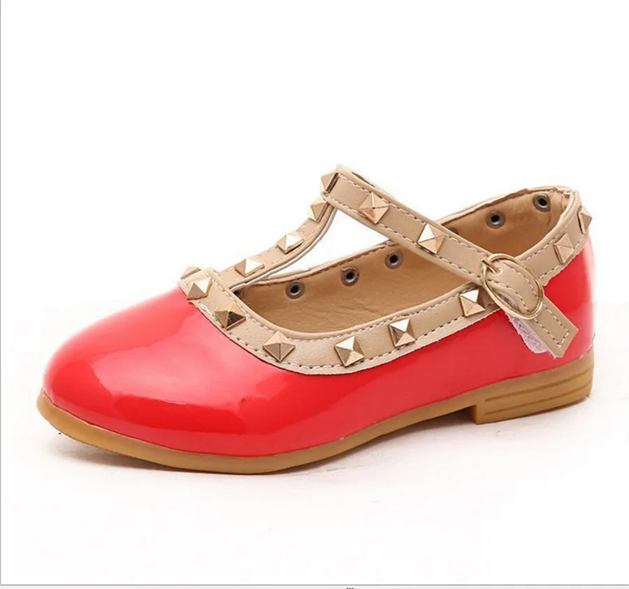 Модные лакированные босоножки с заклепками ремешком на лодыжке плоской подошве