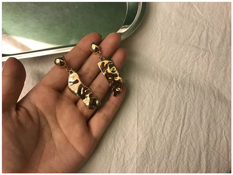 Маска на половину лица с вырезами и серьгами подвесками|statement drop earrings|statement earringsdrop