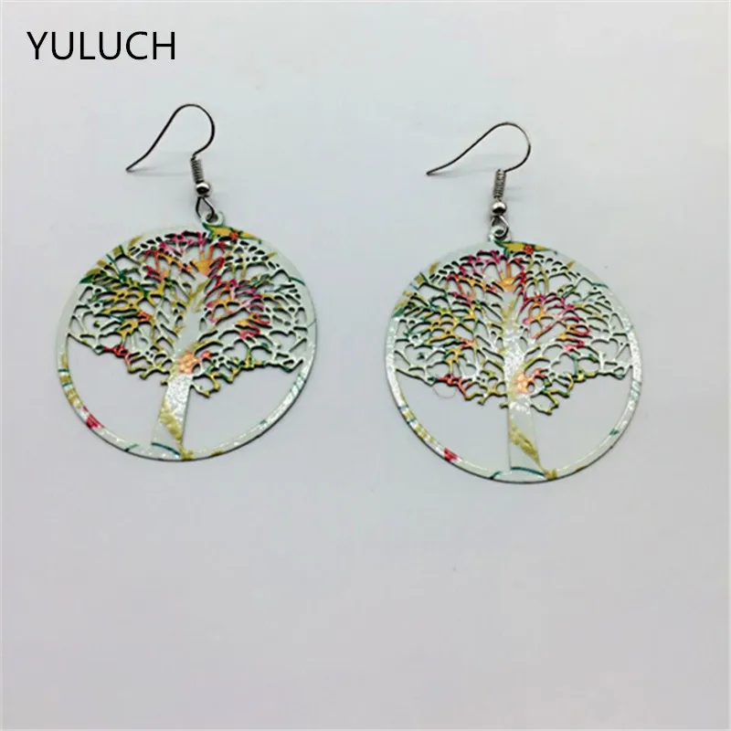 Пара необработанных красивых зеленых павлиньих листьев деревянные серьги