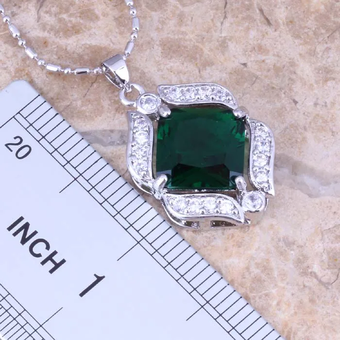 Очаровательные сережки с подвеской и зеленым кубическим цирконием белым