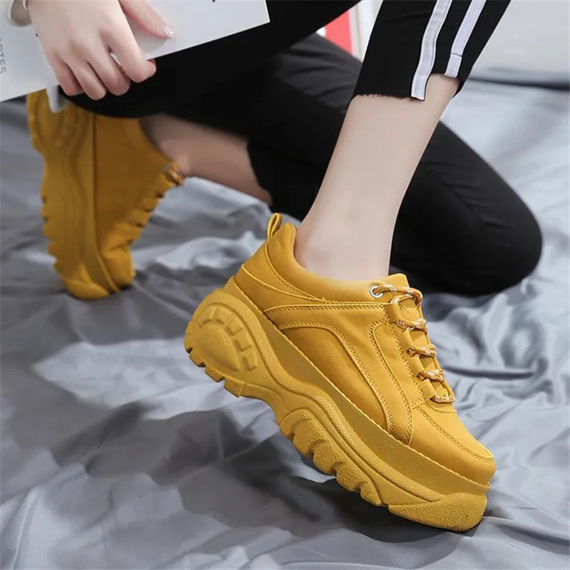 Женские кроссовки на массивной платформе белые из вулканизированной кожи