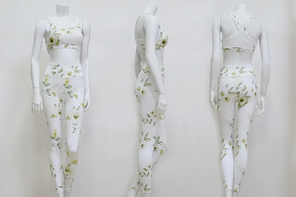 Женский спортивный костюм из двух предметов укороченный топ и леггинсы с