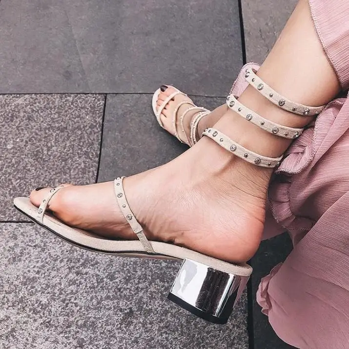 

2019 Hot Selling Nude Rivets Strap Wrapped Women Sandals Cut-out Womens Square Heel Sandals 2019 Summer Outside Shoes