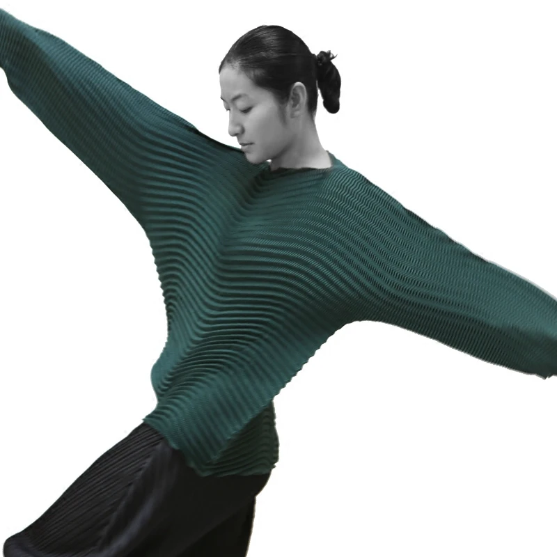 Женская футболка Changpleat черная свободная большого размера с плиссированной