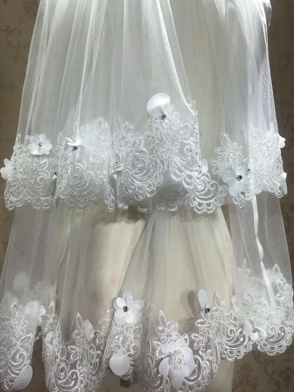 

Real Photo High Quality French Style Wedding Veil with Free Comb Waist Lenth Two Layers Lace Flowers Edge White Bridal Lace Veil
