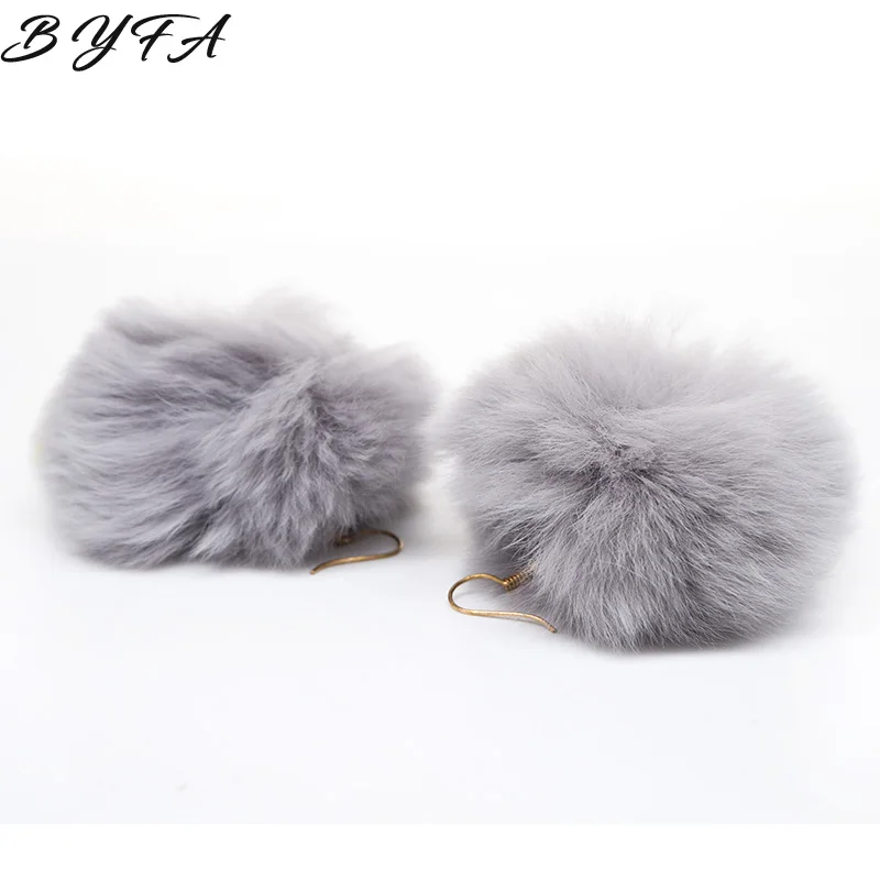 Женские серые серьги подвески с плюшевыми шариками бархатные простые круглые