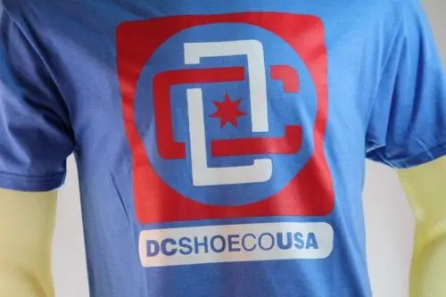DC SHOES Мужская графика синего цвета футболка с красным &quotDC&quot спереди Футболка