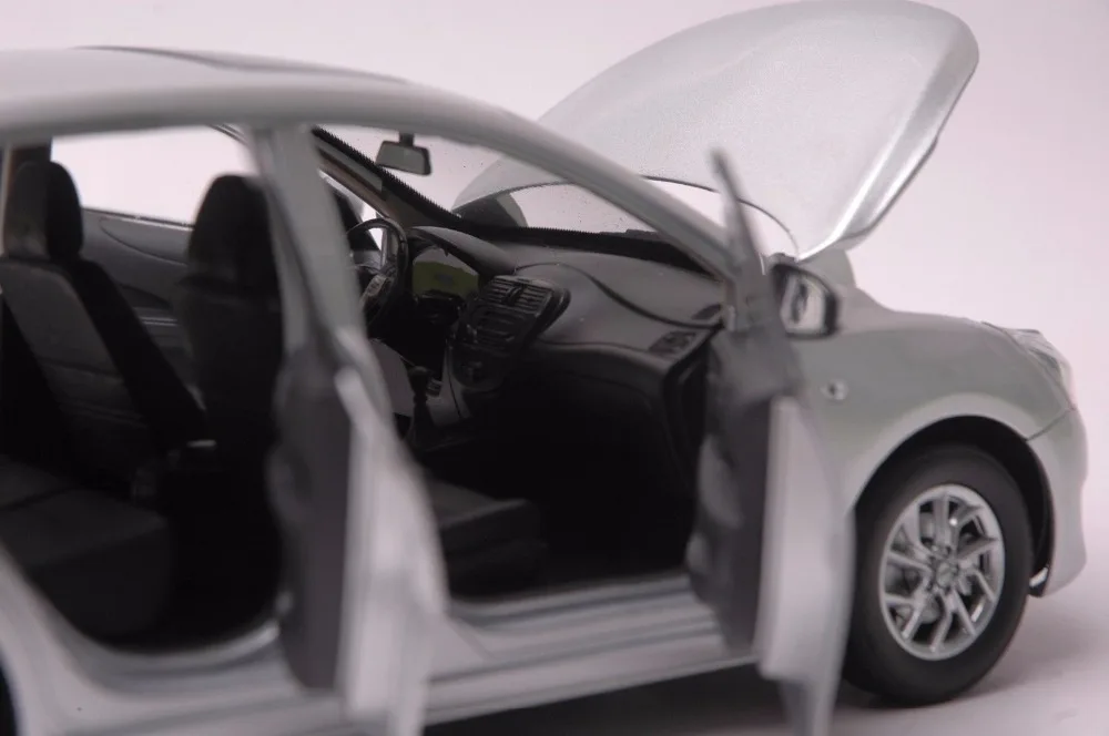 1:18 литая под давлением модель для Nissan Tiida Versa Latio 2012 серебро хэтчбек игрушечный автомобиль миниатюрная коллекция подарок Pulsar